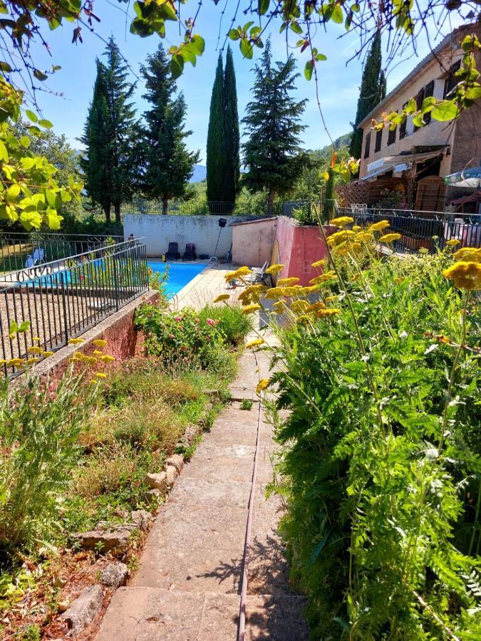 superbe logement au cœur Luberon proche du Colorado provencal dans une résidence au calme avec piscine, magnifique vu sur le Luberon depuis la terrasse Viens Esterno foto