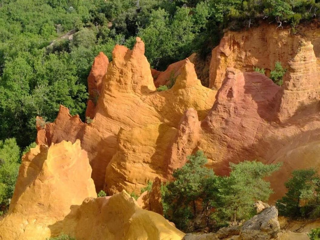 superbe logement au cœur Luberon proche du Colorado provencal dans une résidence au calme avec piscine, magnifique vu sur le Luberon depuis la terrasse Viens Esterno foto