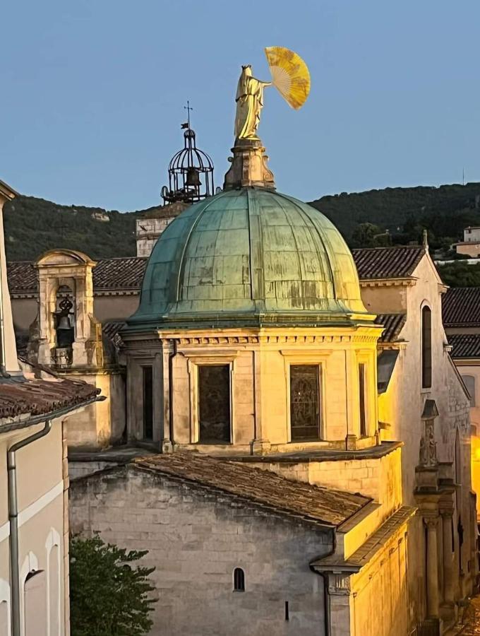 superbe logement au cœur Luberon proche du Colorado provencal dans une résidence au calme avec piscine, magnifique vu sur le Luberon depuis la terrasse Viens Esterno foto